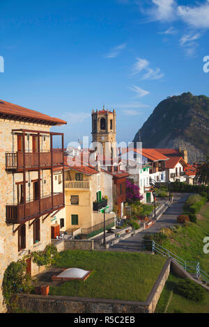 Spanien, Land Baskenland, Provinz Guipuzcoa Getaria, Kirche Iglesia de San Salvador und Monte de San Anton Rock Stockfoto