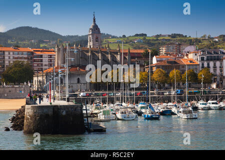 Spanien, Baskenland Region, Provinz Vizcaya, Lekeitio, Blick auf die Stadt mit der Iglesia de Santa Maria de la Asunción Kirche Stockfoto