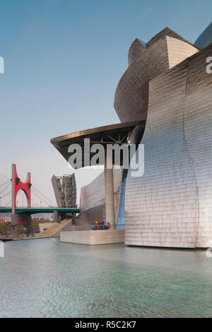 Spanien, Land Baskenland, Bilbao, Vizcaya Provinz The Guggenheim Museum, entworfen von Frank Gehry Stockfoto