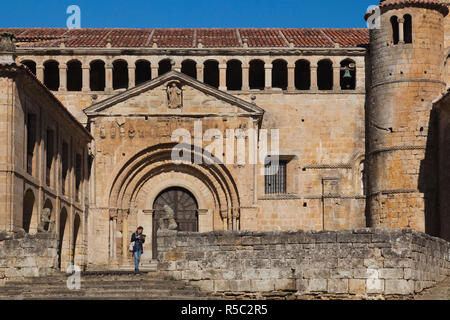 Santillana del Mar, Iglesia de Colegiata Kirche, 12. Jahrhundert, Cantabria Provinz, Region Kantabrien, Spanien Stockfoto