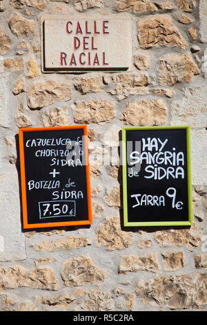 Spanien, Region Kantabrien Cantabria Provinz, Santillana del Mar, Speisekarten Stockfoto