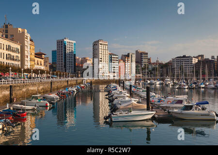 Spanien, Region Asturien, Provinz Asturien, Gijon, Altstadt Cimadevilla, Wallgraben Gebäuden entlang des Hafens Puerto Deportivo Stockfoto