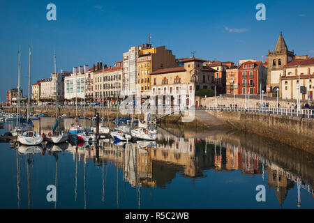 Spanien, Region Asturien, Provinz Asturien, Gijon, Altstadt Cimadevilla, Wallgraben Gebäuden entlang des Hafens Puerto Deportivo Stockfoto