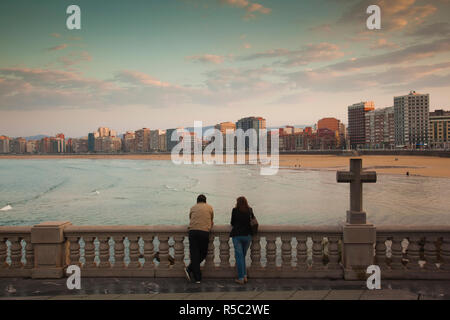 Spanien, Asturien, Asturias Province, Gijon, Gebäude entlang der Playa de San Lorenzo Strand Stockfoto