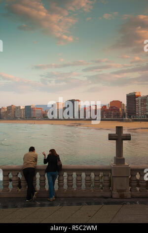 Spanien, Asturien, Asturias Province, Gijon, Gebäude entlang der Playa de San Lorenzo Strand Stockfoto