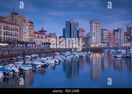 Spanien, Region Asturien, Provinz Asturien, Gijon, Altstadt Cimadevilla, Wallgraben Gebäuden entlang des Hafens Puerto Deportivo Stockfoto