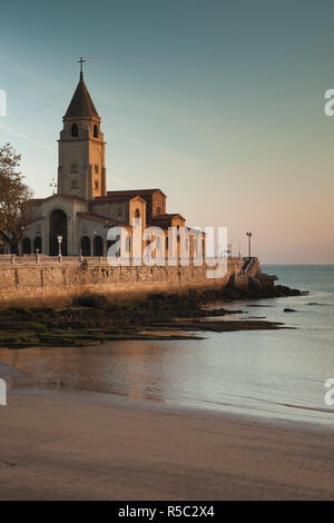 Spanien, Asturien, Asturias Province, Gijon, Cimadevilla Altstadt, Iglesia de San Pedro Kirche Stockfoto