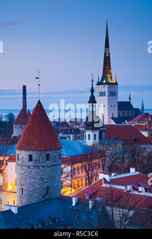 Estland, Tallinn, Troompea, Blick auf die Altstadt von Troopea, Dämmerung Stockfoto