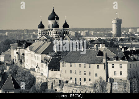 Estland, Tallinn, Altstadt, Erhöhte Ansicht von Toompea aus St. Olaf Kirche Turm Stockfoto