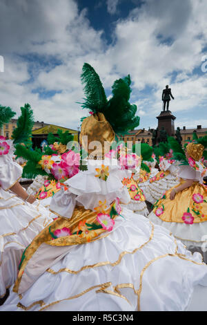 Finnland, Helsinki, Helsinki Tag Samba Karneval in Senate Platz, Senaatintori Stockfoto