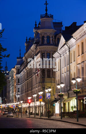 Finnland, Helsinki, Pohjoisesplanadi-Straße, am Abend Stockfoto