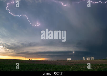 Blitz in den Amboss eines supercell Thunderstorm mit einem Ufo-Mutterschiff wallcloud. Dieser Sturm über Nordostkolorado zeigten deutliche Anzeichen von Rotation. Stockfoto