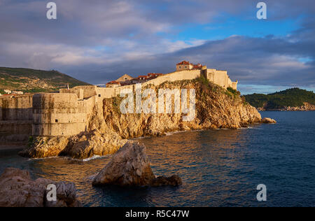 Die äußeren Mauern der alten Stadt Dubrovnik Aalen in Golden am späten Nachmittag Sonne Stunde. Ruhe erleben und Puffy clouds beenden das Tableau. Stockfoto