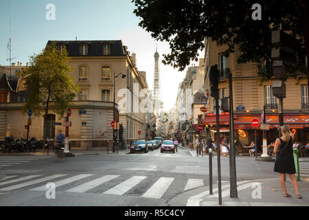 Eiffelturm & Cafe am Boulevard de La Tour Maubourg, Paris, Frankreich Stockfoto