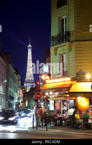 Eiffelturm & Cafe am Boulevard de La Tour Maubourg, Paris, Frankreich Stockfoto