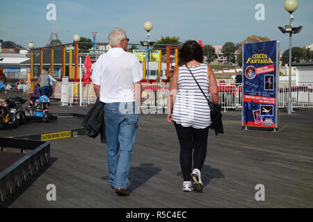 Paar auf Pier, Clacton-on-Sea, Essex, England, Großbritannien Stockfoto