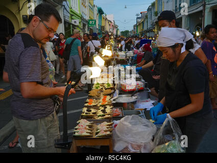 Die Walking Street Markt in Thalang Road, Phuket, Phuket, Phuket, die jeden Sonntag Nachmittag und Abend, mit Souvenirs und Lebensmittel Stockfoto