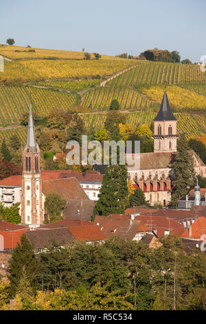 Frankreich, Haut-Rhin, Elsass, Alasatian Weinstraße, Ribeauvillé, Stadtübersicht, Herbst Stockfoto