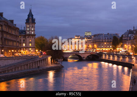 Frankreich, Paris, Seine von der Ile de la Cite, Dämmerung Stockfoto