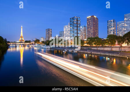 Frankreich, Paris, Nachtansicht der Ufer mit Hochhäuser auf der Rive Gauche und Eiffelturm Stockfoto