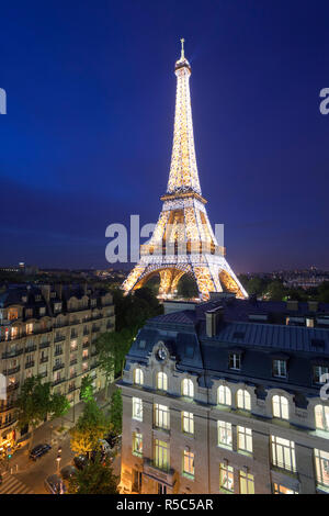 Frankreich, Paris, Eiffelturm, betrachtet über Dächer Stockfoto