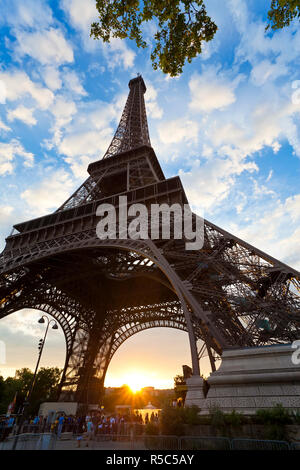 Blick nach oben vom unter dem Eiffelturm in Paris, Frankreich Stockfoto