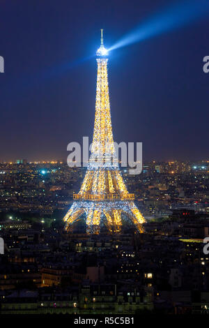 Frankreich, Paris, Eiffelturm, betrachtet über Dächer Stockfoto