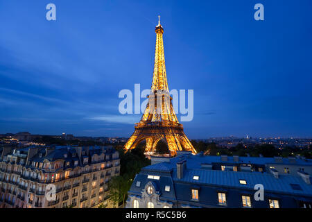 Frankreich, Paris, Eiffelturm, betrachtet über Dächer Stockfoto