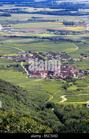 Blick auf die elsässische Ebene, Haut-Koenigsbourg Burg, Orschwiller, Elsass, Frankreich Stockfoto