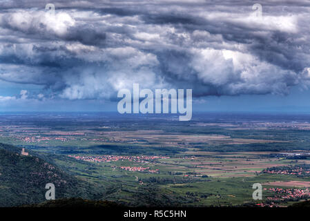 Blick auf die elsässische Ebene, Haut-Koenigsbourg Burg, Orschwiller, Elsass, Frankreich Stockfoto