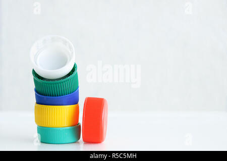 Kunststoff mehrfarbige Flaschenverschlüsse auf einem weißen Hintergrund. Close-up. Stockfoto