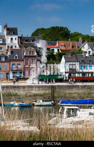 Frankreich, Region Picardie, Somme-Abteilung, St Valery Sur Somme, Somme Bay Resort-Stadt, Blick auf die Stadt mit touristischen Zug Stockfoto