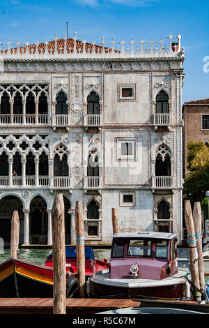 Fassade des Ca D'Oro Palast am Canal Grande in Venedig, Italien Stockfoto