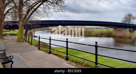 Panoramablick von der Upton-Upon-Severn Bridge über den Fluss Severn bei Upton-Upon-Severn Worcestershire, Großbritannien im Winter Stockfoto