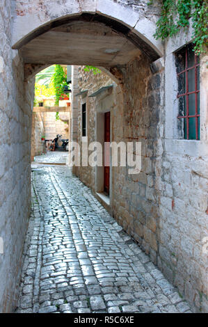 Straße in der alten Stadt, Trogir, Dalmatien, Kroatien Stockfoto