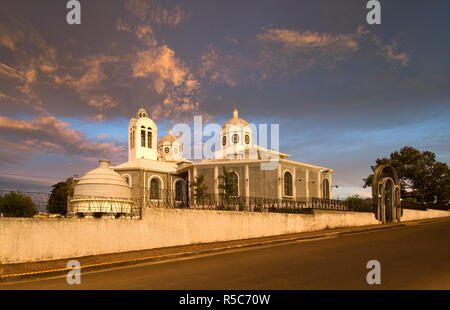 Costa Rica, Cartago, Basilika de Nuestra Señora de Los Angeles, religiöses Zentrum, Schwarze Madonna, "La Negrita", Sunrise Stockfoto