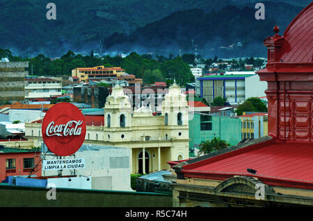 Costa Rica, San Jose, Coca-Cola Haltestellenschild, Kirche von La Soledad, roten Dach des Nationaltheaters Stockfoto