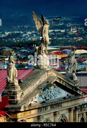 Costa Rica, San Jose, Nationaltheater, Statuen, Haupteingang, Sehenswürdigkeiten Stockfoto