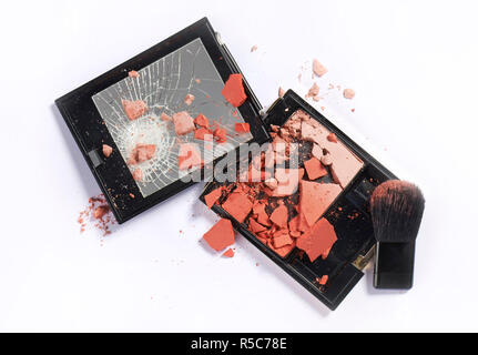Ein Stilleben ausschneiden Produkt Bild eines gebrochenen rosa oder rot gefärbt Make-up Compact auf weißem Hintergrund Stockfoto