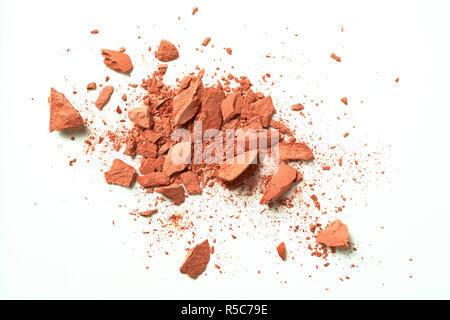 Ein Stilleben ausschneiden Produkt Bild einer Stichprobe von rosa oder rot gefärbte Puder Make-up auf weißem Hintergrund Stockfoto