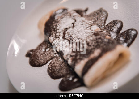 Leckere Pfannkuchen mit Schokolade und Zucker Pulver Stockfoto