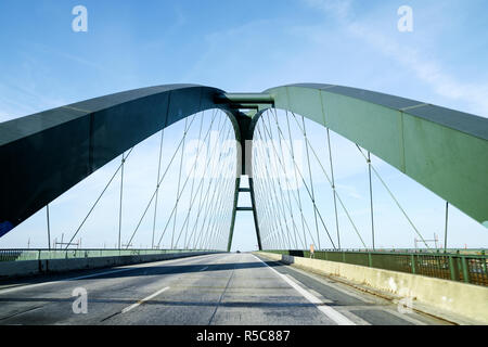 Fehmarn Sound Bridge (Deutsch: fehmarnsundbrücke), Suspension Bridge mit Stahlbögen Anschließen der deutschen Festland mit der Insel in der Ostsee Stockfoto