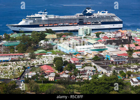 Roseau, Dominica erhöhten Blick auf die Stadt mit Kreuzfahrtschiff Stockfoto