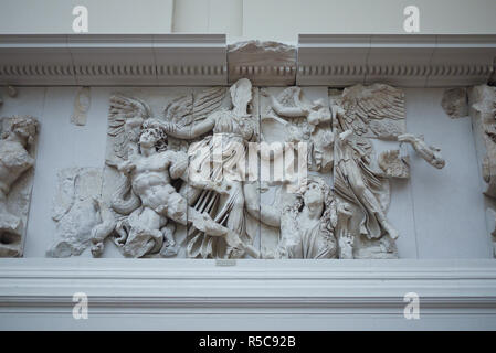 Athena aus der Fries des Pergamonaltars, Pergamon Museum, Berlin, Deutschland Stockfoto