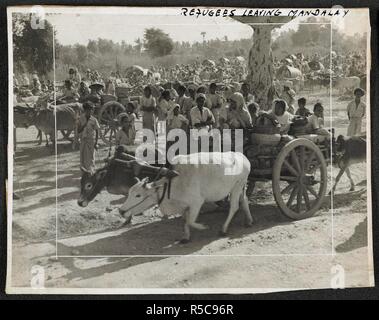 Flüchtlinge Mandalay verlassen. Massen auf der Straße (zu Fuß und auf ochsenkarren). Mit dem Kupieren Markierungen auf den mittleren Abschnitt der drucken. Sonstiges Fotos von Indien und Burma. c. 1942. Silbergelatineabzug, 200 x 154 mm. Quelle: Foto88/2 (14). Sprache: Englisch. Autor: Unbekannt. Stockfoto