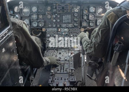 Im Cockpit eines CH-46 Sea Knight Hubschrauber, USS Midway, San Diego, California, United States. Stockfoto