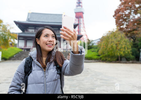 Frau reisen in Tokio und unter selfie Stockfoto