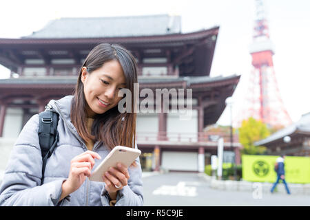 Frau Verwendung von Handys in Tokio Stadt von Japan Stockfoto