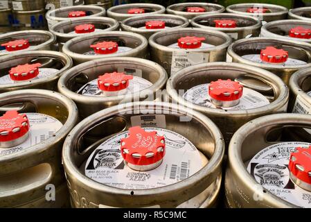 In der Nähe von silber Metall, volle Bierfässer gefüllt, mit Logo und Aufschrift Caps, am Bär Republik Brauerei Brauhaus, Healdsburg, California, USA Stockfoto