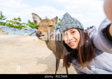 Frau unter selfie mit Rotwild in Hiroshima Stockfoto